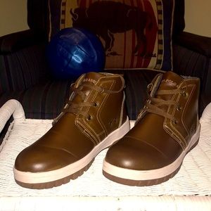 1 pr. men’s Polo Association chukka boots. As new condition. C/W boot trees.